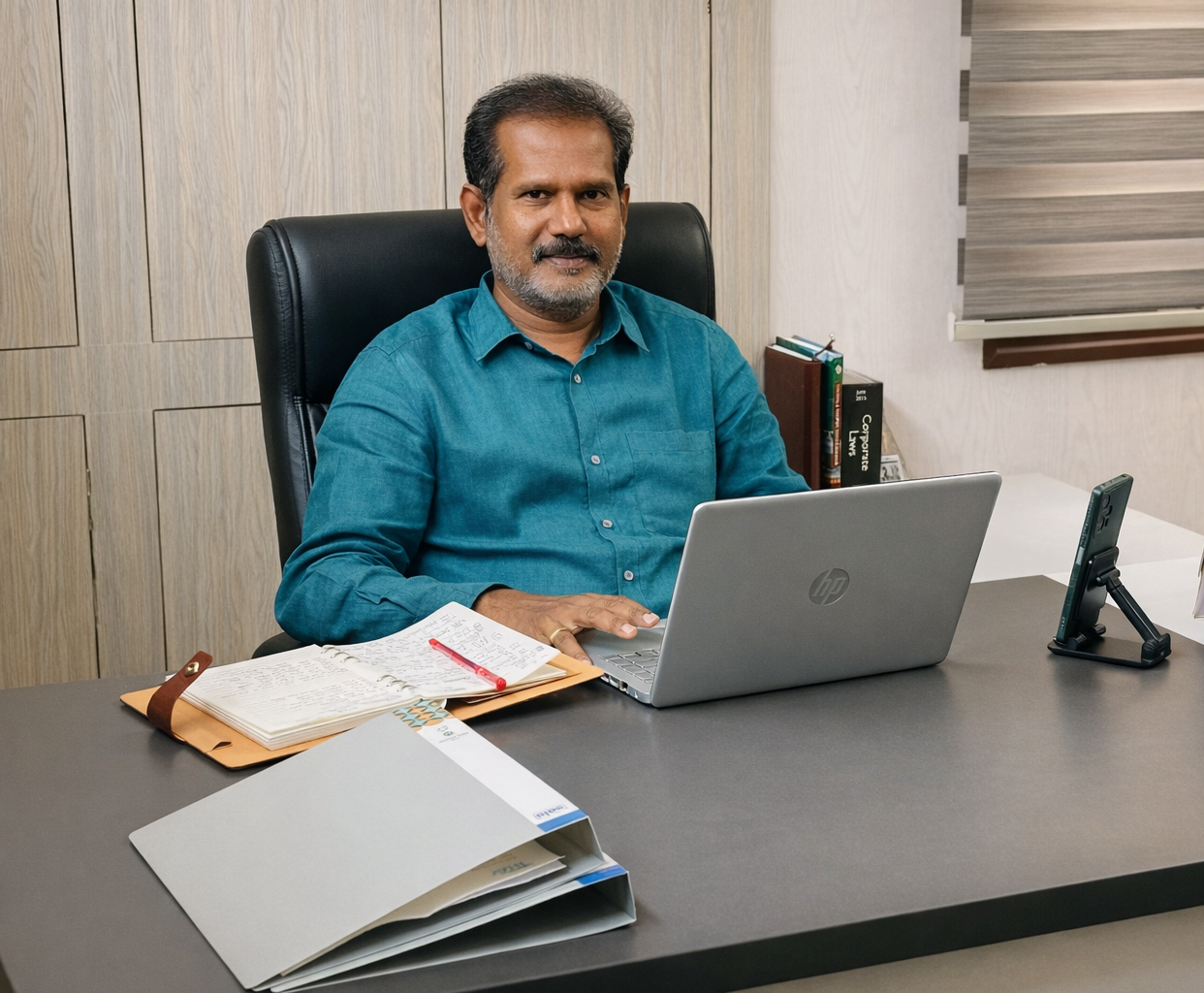 பி.சீனிவாசன், M.C.A., LL.B.